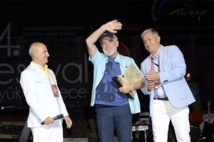 Onur &ouml;d&uuml;l&uuml; Birand'a