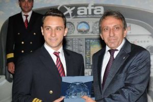 Diplomasını babasının elinden aldı
