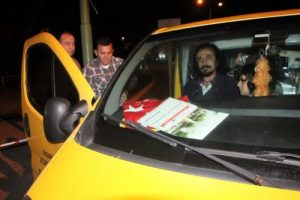 Polise direnen s&uuml;r&uuml;c&uuml; ve eşine g&ouml;zaltı