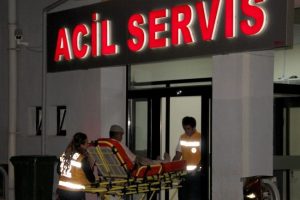Otomobil trakt&ouml;re &ccedil;arptı: 1 &ouml;l&uuml;, 4 yaralı