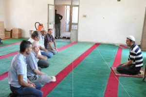 K&ouml;yl&uuml;ler d&uuml;ğ&uuml;n salonunu camiye &ccedil;evirdi