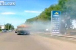 Yanan kamyonun trafik şovu!