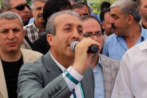 Bakan Eker K&uuml;rt&ccedil;e şarkıya eşlik etti