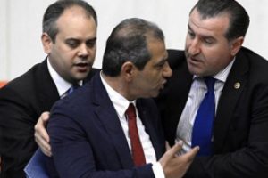 Meclis'te tansiyon d&uuml;şm&uuml;yor!