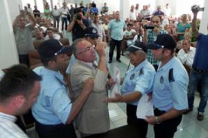 AKP'li &uuml;ye zorla &ccedil;ıkarıldı!
