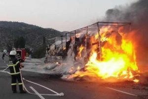 Bilecik'te saman y&uuml;kl&uuml; TIR yandı