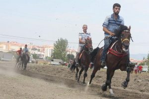 Rahvan atları birincilik i&ccedil;in koştu