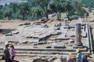 Agustus tapınağı g&uuml;ny&uuml;z&uuml;ne &ccedil;ıkıyor