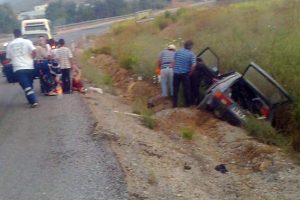 Otomobil şarampole yuvarlandı