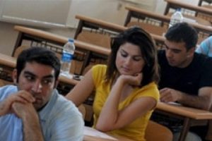 &Uuml;niversitede reklama değil eğitime bakın