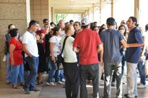 Adliye &ouml;n&uuml;nde protesto