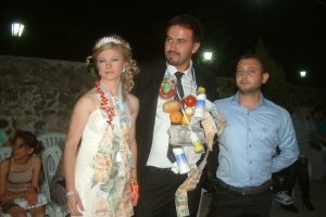 Arkadaşlarının şakası damadı seyyar satıcıya &ccedil;evirdi