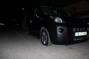 13 otomobilin lastiğini kestiler