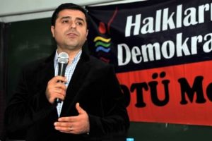 Demirtaş'tan &ccedil;&ouml;z&uuml;m i&ccedil;in İmralı şartı