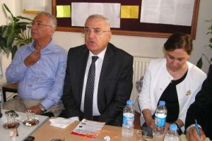 Elinde urgan ipiyle konuştu