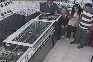 Acemi kadın s&uuml;r&uuml;c&uuml; d&uuml;kkana daldı