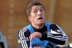 Karab&uuml;kspor Emre &Ouml;zkan'ı bitirdi