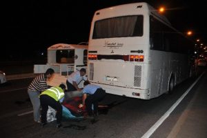Motosiklet otob&uuml;s&uuml;n altına girdi