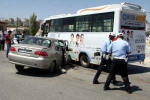 Otomobil ile otob&uuml;s &ccedil;arpıştı