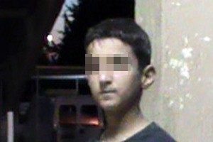 Bisiklet polis aracına &ccedil;arptı