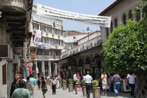 Hıristiyan vatandaşlardan Ramazan pankartı
