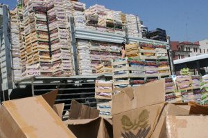 Biber yazan kolilerden 50 bin paket ka&ccedil;ak sigara &ccedil;ıktı