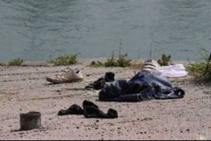 Oğlunu ve yeğenini sudan &ccedil;ıkardı ama...