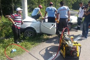 Otomobil aydınlatma direğine &ccedil;arptı: 1 &ouml;l&uuml;, 3 yaralı