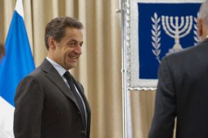 Sarkozy'den siyasete d&ouml;n&uuml;ş sinyali