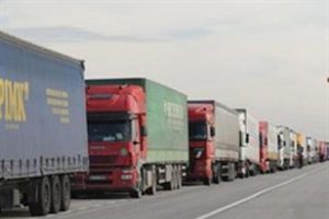 T&uuml;rk kamyoncular mahsur kaldı