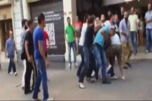 Taksim'de esnaf ile g&ouml;stericiler arasında kavga