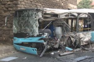 Otob&uuml;s tarihi binaya &ccedil;arptı