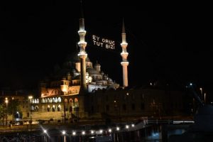 Mahyalar yanmaya başladı