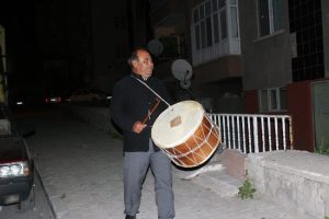 Sahura davul sesiyle uyandılar