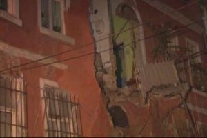 Sahur vakti duvarlar &ccedil;&ouml;kt&uuml;