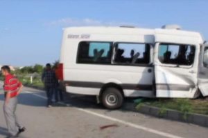 Midib&uuml;s y&ouml;n tabelasına &ccedil;arptı: 19 yaralı