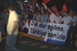 AK Parti'li gen&ccedil;lerden "karanfilli" eylem