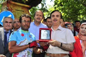 Bisiklet&ccedil;ilerden Keskin'e plaket