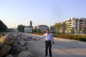 Mahalle sakinlerinin yol &ccedil;ilesi