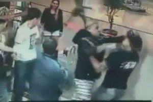 D&ouml;v&uuml;ş&ccedil;&uuml;l&uuml;ğ&uuml;ne g&uuml;venen tacizci feci dayak yedi