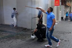 Sopalı adam: Ben sizdenim amirim!