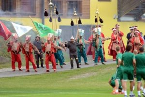 Bursaspor'un antrenmanında mehter takımı r&uuml;zgarı