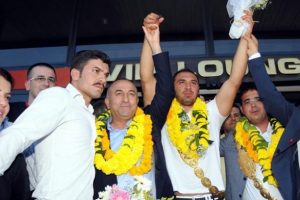Baş pehlivana coşkulu karşılama
