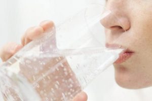 İftarla sahur arası 2,5 litre su i&ccedil;in