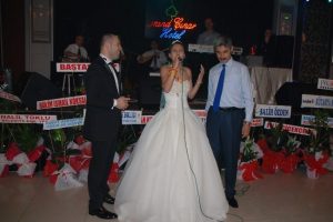 Gelin ve babası s&ouml;yledi, damat oynadı