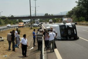 Yolcu minib&uuml;s&uuml; devrildi: 4 yaralı
