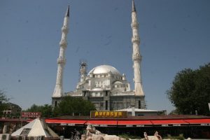 Merkez camisi ibadete a&ccedil;ılıyor