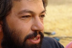 &Uuml;nl&uuml; oyuncupolise sapanla taş atmış!