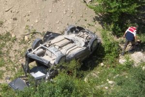 Otomobil u&ccedil;urumda kayalıklara takıldı