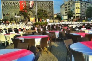 Taksim'de iki farklı iftar
